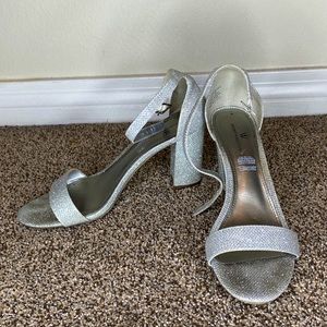 i am selling a pair of formal shoes